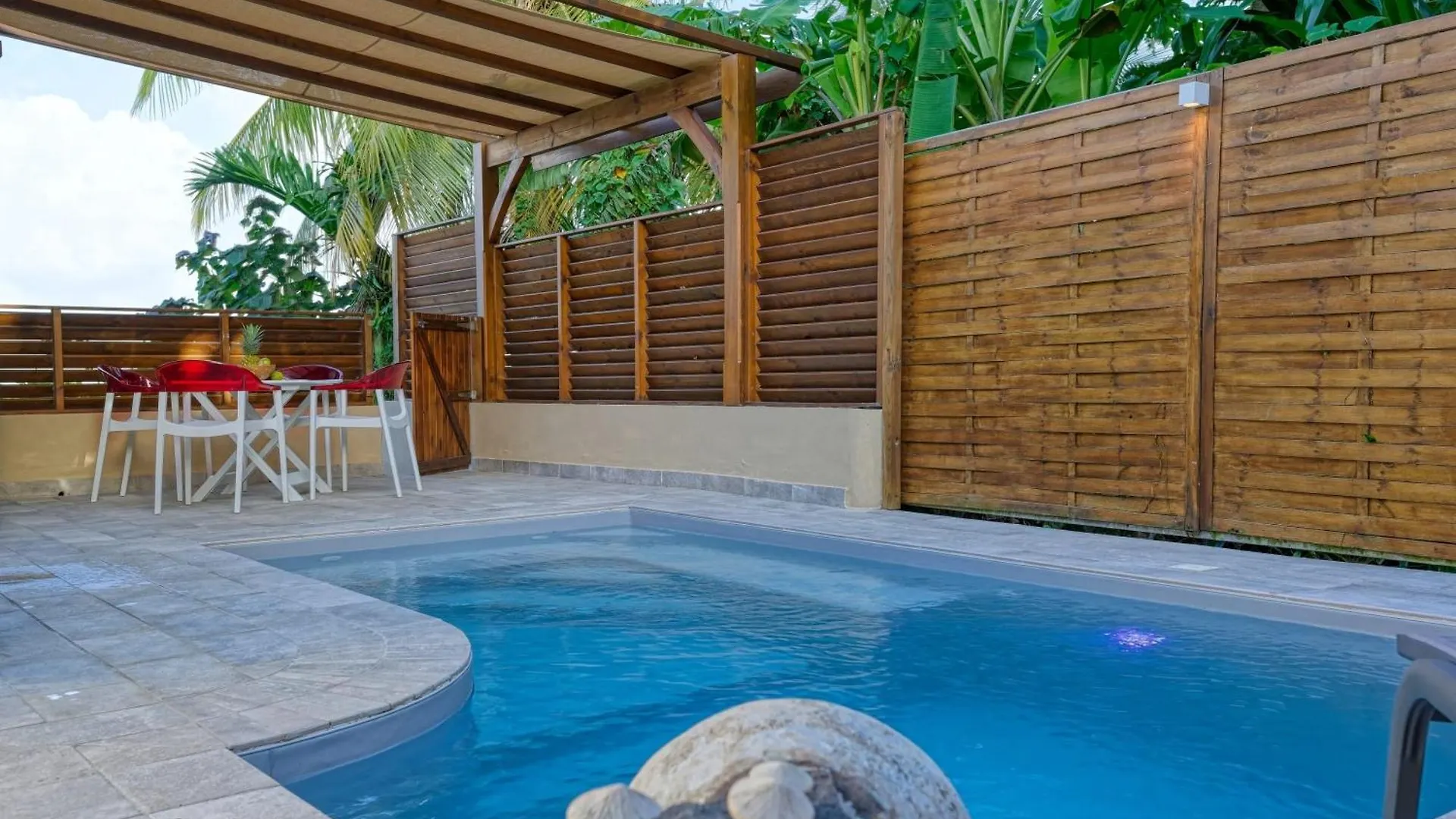Apartment Bas De Villa Avec Piscine A Le Robert