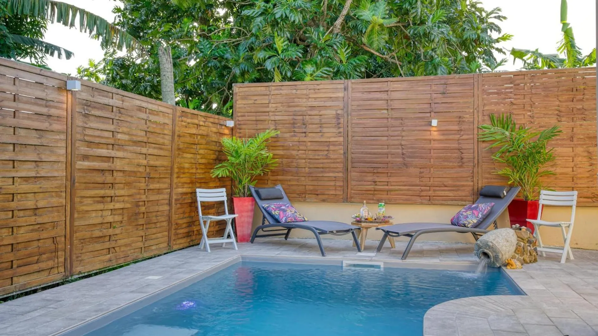 Bas De Villa Avec Piscine A Le Robert