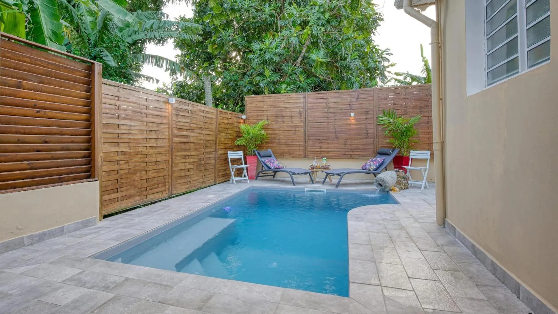 Bas De Villa Avec Piscine A Le Robert