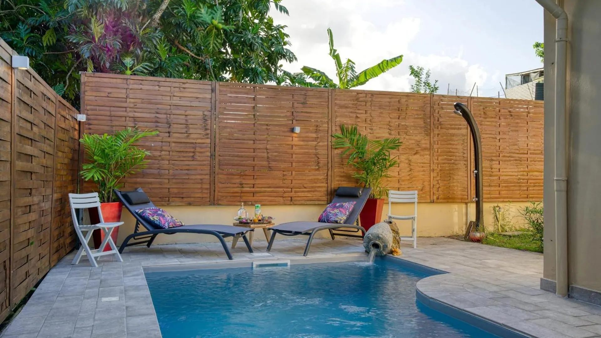 Bas De Villa Avec Piscine A Le Robert